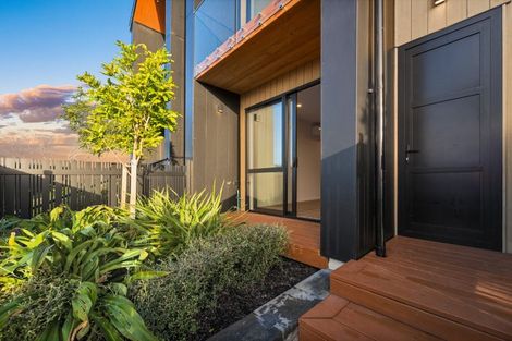 Photo of property in 27a Dawnhaven Drive, Te Atatu Peninsula, Auckland, 0610