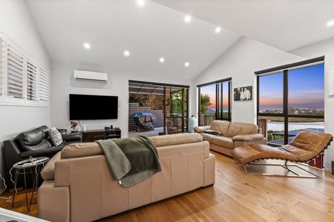 Photo of property in 17a Constable Lane, West Harbour, Auckland, 0618