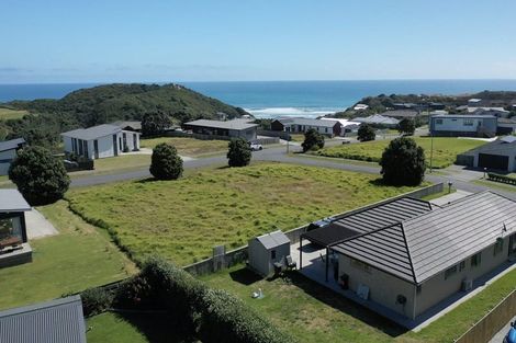 Photo of property in 2 Pipi Place, Baylys Beach, 0377