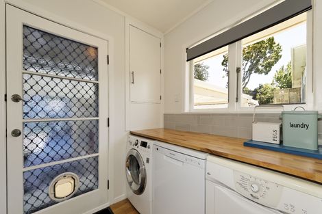 Photo of property in 45 Stottholm Road, Titirangi, Auckland, 0604