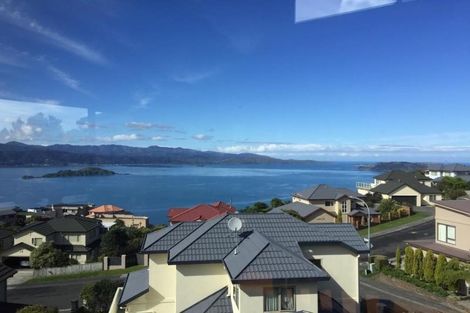 Photo of property in 41 Dress Circle, Newlands, Wellington, 6037