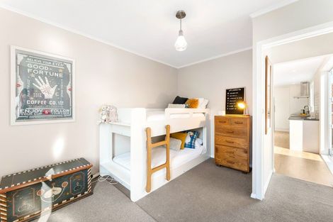 Photo of property in 32 Heretaunga Square, Silverstream, Upper Hutt, 5019