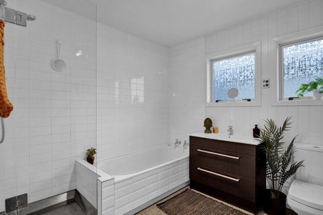 Photo of property in 1/246 Courtenay Street, Strandon, New Plymouth, 4312