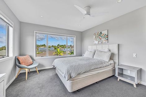 Photo of property in 2 Oakpark Place, West Harbour, Auckland, 0618