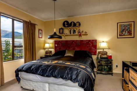 Photo of property in 102 Waikawa Road, Picton, 7220