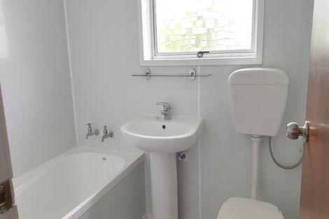 Photo of property in 3/11 Alston Avenue, Kelston, Auckland, 0602