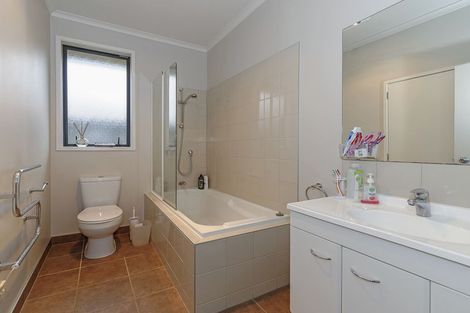 Photo of property in 77h Sturges Road, Henderson, Auckland, 0612