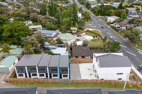 Photo of property in 8/94 Godley Road, Green Bay, Auckland, 0604