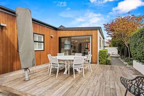 Photo of property in 15 Saint Andrews Square, Strowan, Christchurch, 8052