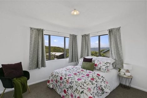 Photo of property in 11 Fernhaven Grove, Newlands, Wellington, 6037