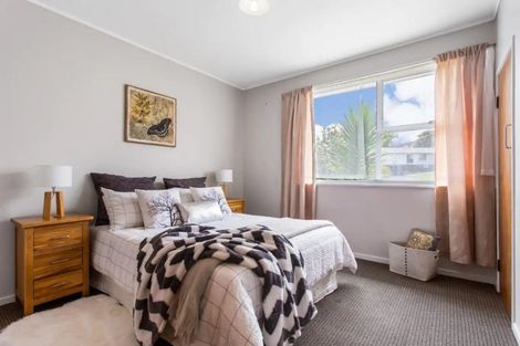 Photo of property in 7 Verena Place, Green Bay, Auckland, 0604