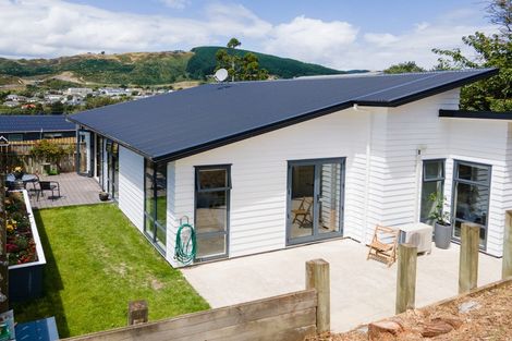 Photo of property in 42 Kenepuru Drive, Tawa, Porirua, 5028