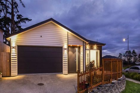 Photo of property in 2 Barrique Road, Kumeu, 0810