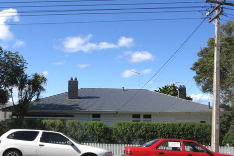 Photo of property in 14 Stanley Point Road, Stanley Point, Auckland, 0624