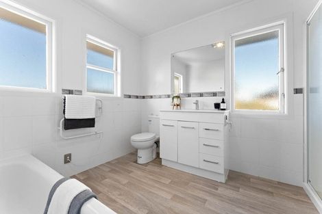 Photo of property in 28 London Street, Te Atatu Peninsula, Auckland, 0610