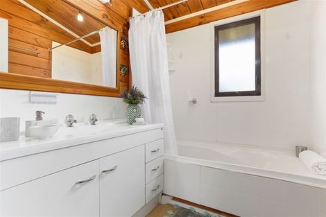 Photo of property in 13 Banyan Drive, Totara Heights, Auckland, 2105