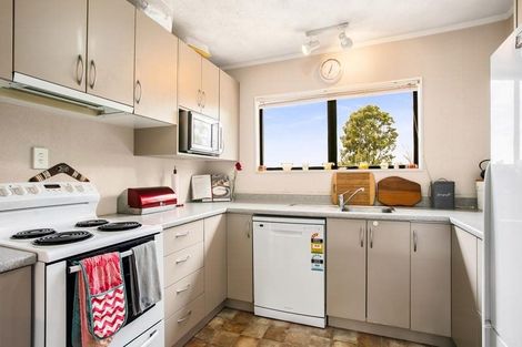 Photo of property in 6 Elizabeth Drive, West Harbour, Auckland, 0618