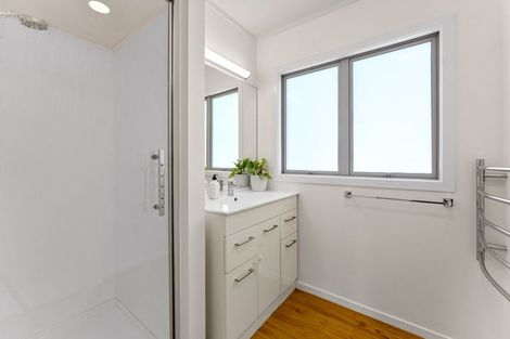 Photo of property in 37 Gatman Street, Birkdale, Auckland, 0626