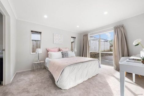 Photo of property in 22 Seresin Crescent, Flat Bush, Auckland, 2016