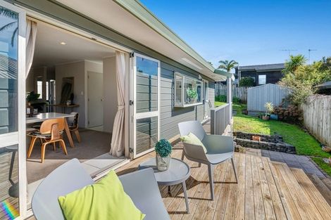 Photo of property in 2/45 Unsworth Drive, Unsworth Heights, Auckland, 0632