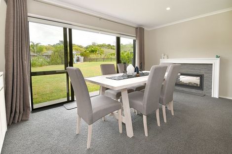 Photo of property in 4 Loretta Place, Red Beach, 0932