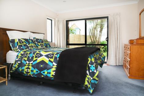 Photo of property in 25 Crannog Fen, Wattle Downs, Auckland, 2103