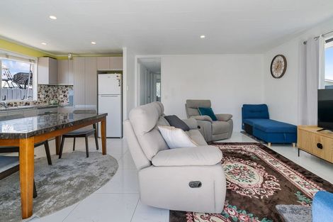 Photo of property in 2/18 Kennington Drive, Clendon Park, Auckland, 2103