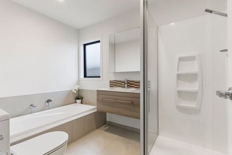 Photo of property in 11 Sauterne Road, Kumeu, 0810