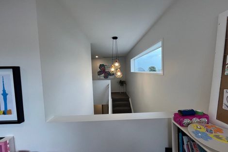 Photo of property in 8 Ruhanui Lane, Pakuranga Heights, Auckland, 2010