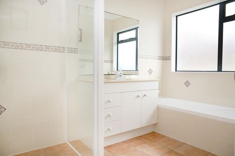 Photo of property in 25 Crannog Fen, Wattle Downs, Auckland, 2103