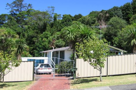 Photo of property in 4 Mcglashen Place, Beach Haven, Auckland, 0626