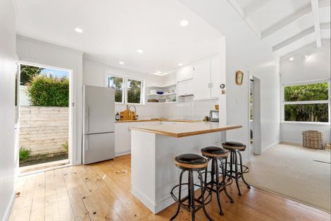 Photo of property in 16 Grand View Road, Leigh, 0985