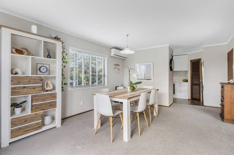 Photo of property in 5 Higham Ferrers Place, Red Beach, 0932