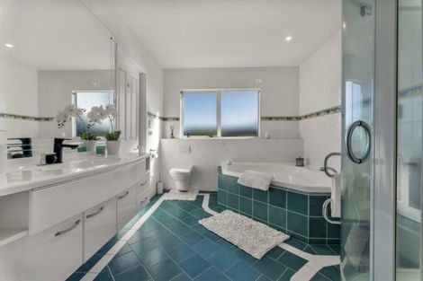 Photo of property in 6 Canonbie Place, East Tamaki Heights, Auckland, 2016