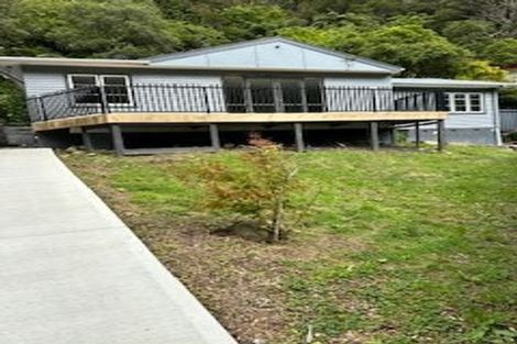 Photo of property in 114 Pinehaven Road, Pinehaven, Upper Hutt, 5019