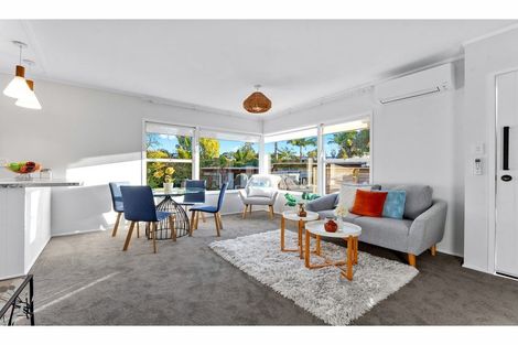 Photo of property in 2/13 Jonathan Place, Sunnynook, Auckland, 0620