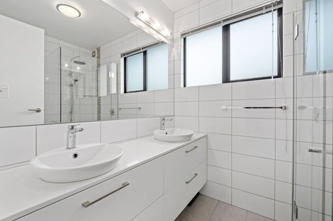 Photo of property in 5 Valley Crescent, Wanaka, 9305