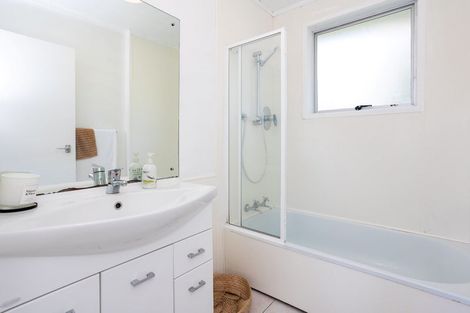 Photo of property in 2/811a Te Atatu Road, Te Atatu Peninsula, Auckland, 0610