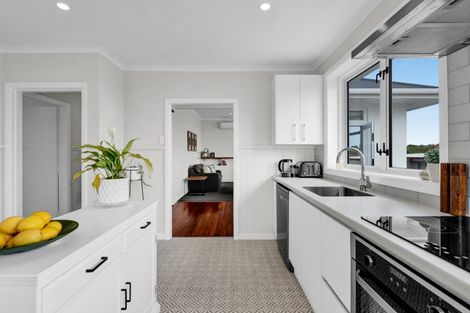 Photo of property in 7 Lemont Place, Westown, New Plymouth, 4310