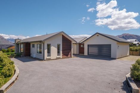 Photo of property in 11 Urquhart Place, Wanaka, 9305