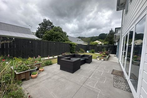 Photo of property in 395 Stokes Valley Road, Stokes Valley, Lower Hutt, 5019