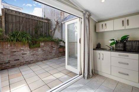 Photo of property in 15 Selwyn Terrace, Thorndon, Wellington, 6011