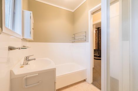 Photo of property in 1/7 Tallington Crescent, Torbay, Auckland, 0630