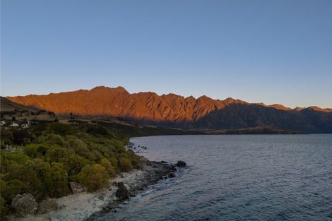 Photo of property in 66 Cedar Drive, Kelvin Heights, Queenstown, 9300