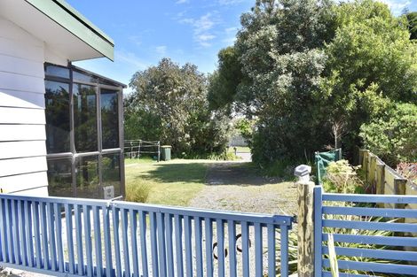 Photo of property in 28 Sarah Street, Waikawa Beach, Levin, 5573