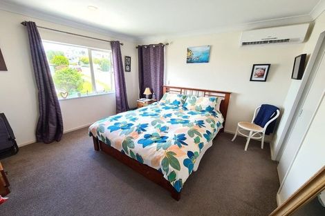 Photo of property in 18 Erlestoke Crescent, Churton Park, Wellington, 6037