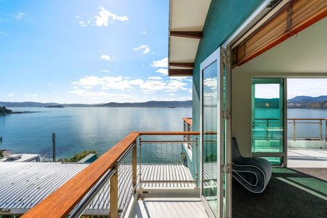 Photo of property in 365 Karaka Bay Road, Karaka Bays, Wellington, 6022