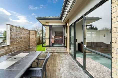 Photo of property in 2/147 Birkdale Road, Birkdale, Auckland, 0626