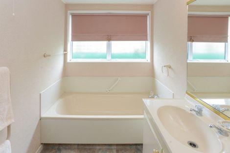 Photo of property in 2/102 Terrace Road, Parkvale, Hastings, 4122