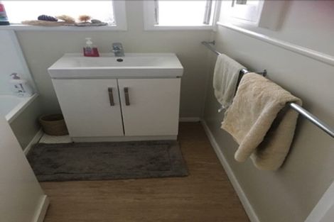 Photo of property in 1/47 Luckens Road, West Harbour, Auckland, 0618